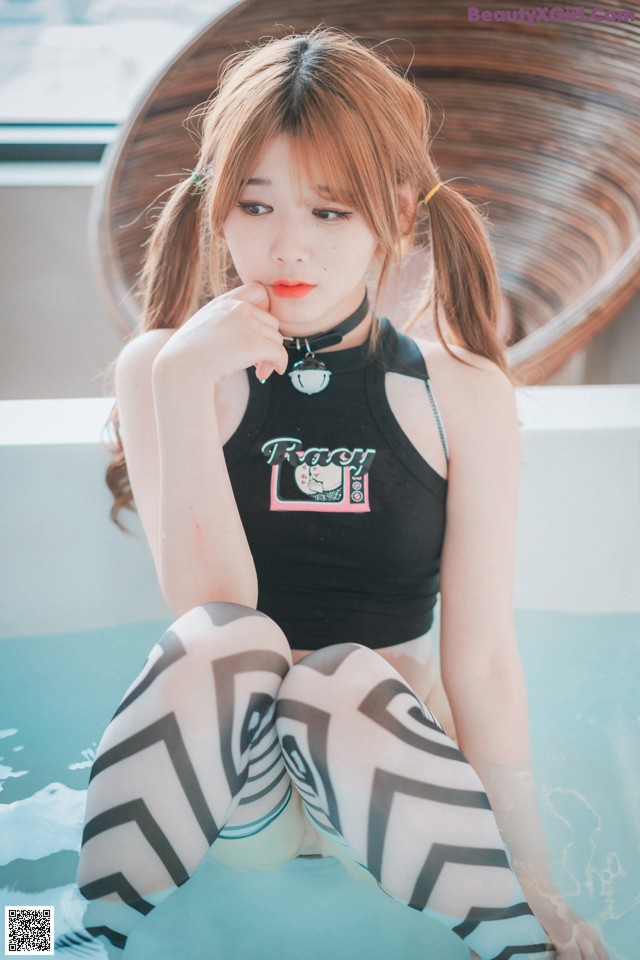 ZIA.Kwon 권지아, [DJAWA] Swimming Lessons #2 Set.02